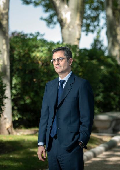 El ministro de la Presidencia, Félix Bolaños, ante el edificio Semillas en La Moncloa.