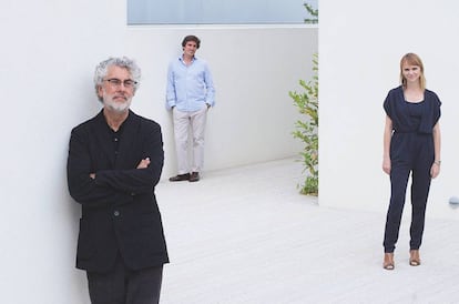 El arquitecto brasileño Marcio Kogan, en primer plano, con su equipo.