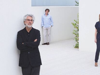 El arquitecto brasileño Marcio Kogan, en primer plano, con su equipo.