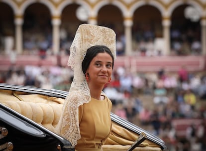 Su debut oficial como personaje público se produjo en mayo de 2019. Fue la encargada de inaugurar la Feria de Sevilla y, en concreto, la concentración de coches de caballos, conocidos como enganches. Sus padres estuvieron junto a ella, pero sentados separados en la Maestranza. A partir de ese momento, sus apariciones públicas en eventos, inauguraciones y presentaciones ha sido habitual. Eso sí, solo posa ante las cámaras y no suele dar declaraciones a los periodistas en este tipo de eventos. Es ella la que elige dónde y cómo quiere hablar, pero siempre suele ser con personas de su confianza o de su círculo cercano. Su primera portada de revista fue para la revista 'Elle' en 2022, en la que habló de su familia y su vida. Luego le han seguido otras tantas para '¡Hola!' e 'In Style'.