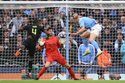 El portero del Real Madrid, Thibaut Courtois, ataja un remate del delantero noruego Erling Haaland
