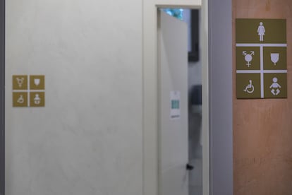 Una misma puerta, en los aseos de los despachos de los diputados del Parlament, da acceso a dos lavabos distintos: uno para mujeres y el otro de género neutro