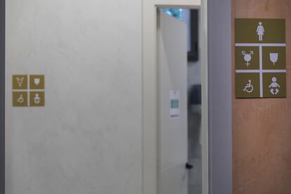 Una misma puerta, en los aseos de los despachos de los diputados del Parlament, da acceso a dos lavabos distintos: uno para mujeres y el otro de género neutro