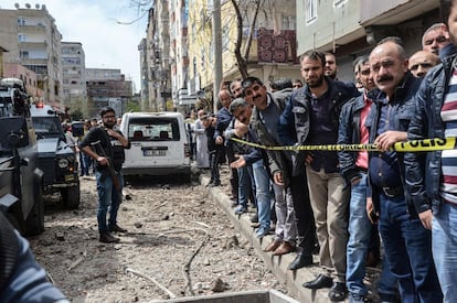 Varias personas observan el lugar donde una explosión accidental ha herido a una persona de gravedad en Diyarbakir (Turquía).