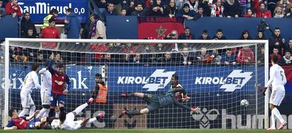 El jugador del Osasuna Unai García (izquierda) tras marcar el primer gol del partido.