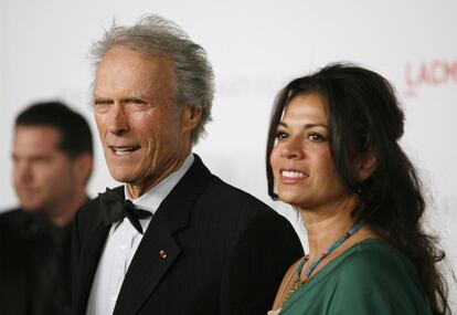A los 83 años, Clint Eastwood se separó a finales de agosto de su mujer, Dina Ruiz, tras 17 años de matrimonio. La experiodista, de 48 años, contó tras confirmar la ruptura que el actor y ella mantienen su amistad, aunque llevan haciendo vidas separadas desde hace un tiempo. De hecho, una revista estadounidense aseguraba en aquel momento que se habían separado amistosamente hacía más de un año, en junio de 2012. Eastwood y Ruiz, que tienen una hija en común, Morgan, de 16 años, se casaron el 31 de marzo de 1996. El cineasta es padre de siete hijos más, aunque solo estuvo casado anteriormente en una ocasión, con Maggie Johnson, con la que tuvo dos hijos: Alison y Kyle.
