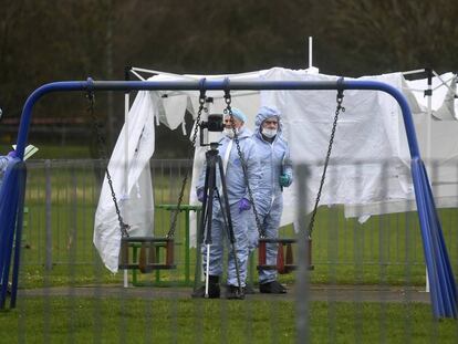 Un equipo de forenses el pasado sábado en el parque de Londres donde murió acuchillada Jodie Chesney, de 17 años