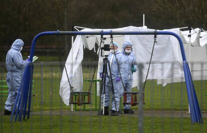 Un equipo de forenses el pasado sábado en el parque de Londres donde murió acuchillada Jodie Chesney, de 17 años