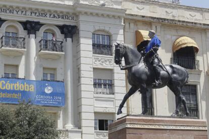 La estatua ecuestre del Gran Capitán con la camiseta de los voluntarios de la candidatura a la capitalidad europea.