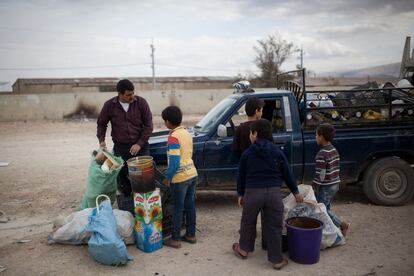 El comprador observa los bienes que presentaron los niños y hace una selección.