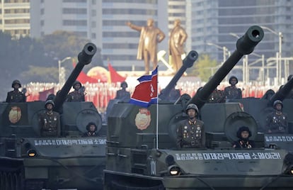 Tanques durante el desfile militar de Pyongyang. Dado el masivo volumen del evento, algunos expertos ya han apuntado que se ha tratado del mayor desfile militar en la historia de Corea del Norte.