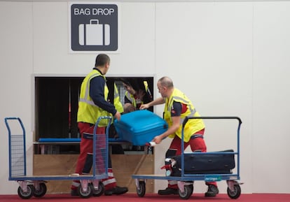 Brussels Airlines señaló el pasado 31 de marzo que ha perdido cinco millones de euros al día desde el cierre del aeropuerto. En la imagen, personal de aeropuerto colocan las maletas.