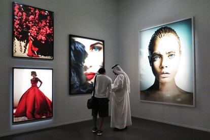 Visitantes observan una de las obras titulada 'Calor' del fotgrafo peruano Mario Testino en la Exposicin Fotogrfica de Dubi (Emiratos ?rabes).