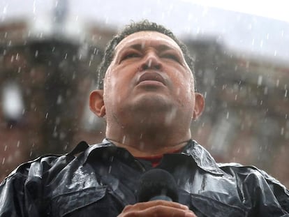 Hugo Chávez pronuncia un discurso bajo la tormenta en la avenida Bolívar el 04 de octubre de 2012.