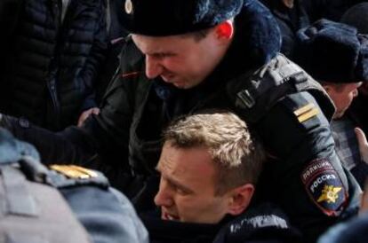 La policía arresta en Moscú al opositor ruso Alexéi Navalni el 26 de marzo de 2017.