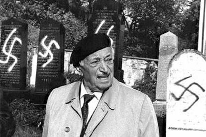 Simon Wiesenthal observa pintadas antisemitas en el cementerio judío de Eisenstadt (Austria) en octubre de 1992.
