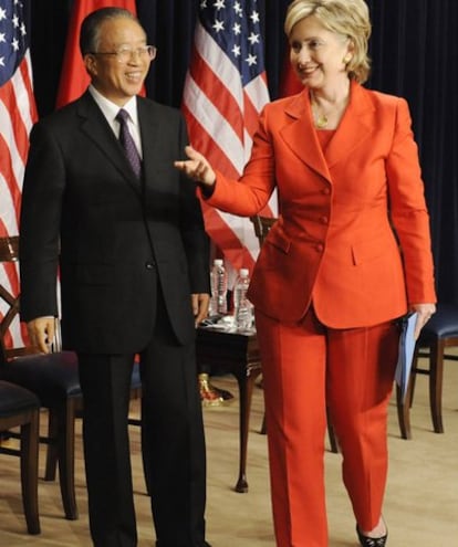 Dai Bingguo saluda a la secretaria de Estado de Estados Unidos, Hillary Clinton.