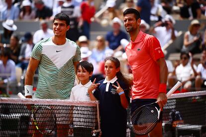 Alcaraz (a la izquierda) y Djokovic posan para los fotógrafos al comienzo del partido.