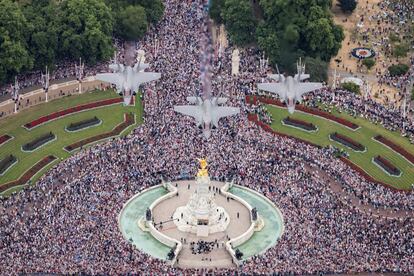 Un grupo de F35 sobrevuela el monumento Victoria Memorial y el Palacio de Buckingham durante las celebraciones del centenario de la RAF.