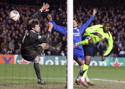 El por entonces jugador del bracelona Samuel Eto' o marca un gol al portero del Chelsea Petr Cech, enfrente de Paulo Ferreira en el partido de octavos de final de la Liga de Campeones disputado en Stamford Bridge el 22 de febrero de 2006. El resultado acabó con 1-2.