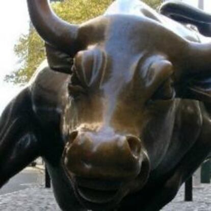 El toro de Wall Street, una escultura de bronce que pesa 3.200 kilos creada por Arturo di Modica, situada cerca de Wall Street.