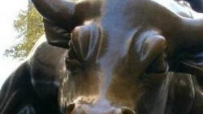 El toro de Wall Street, una escultura de bronce que pesa 3.200 kilos creada por Arturo di Modica, situada cerca de Wall Street.