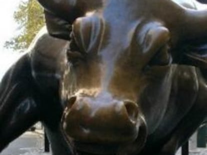 El toro de Wall Street, una escultura de bronce que pesa 3.200 kilos creada por Arturo di Modica, situada cerca de Wall Street.