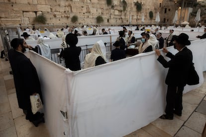 Rezo con separación por la pandemia, el miércoles en el Muro de las Lamentaciones de Jerusalén.