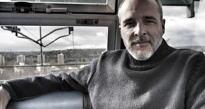 Fernando Guillén Cuervo durante un paseo en el teleférico.