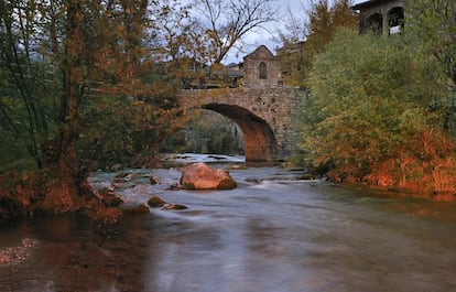 Bagà. Aquest municipi del Berguedà, situat a la vall del riu Bastareny, és un lloc de visita obligatòria del parc natural del Cadí-Moixeró. Als voltants del poble trobem un gran nombre de racons naturals, com les fonts de l’Adou i el Riugréixer o la fageda de Millarès. La vila de Bagà també presenta una gran riquesa arquitectònica, com l’església de Sant Esteve de Bagà o el seu pont romànic. La gastronomia és una de les seves singularitats. Durant el seu mercat medieval podrem tastar: allioli amb codony, truita de moixerons o escudella de blat de moro escairat.