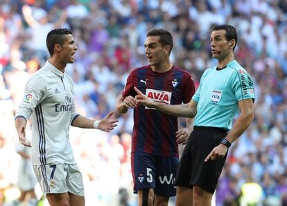 Cristiano Ronaldo (i) protesta al arbitro ante la presencia de Escalante.