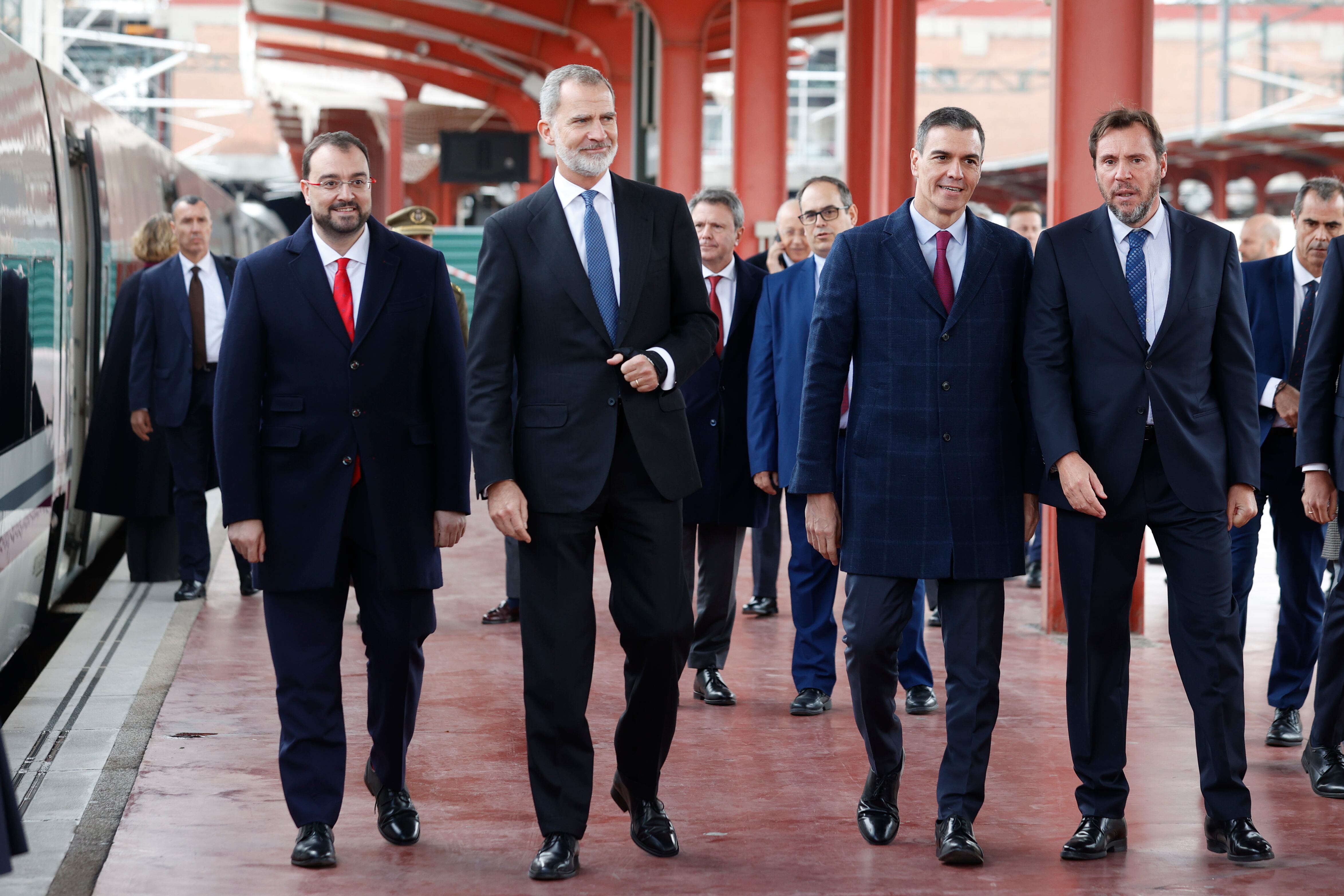 El rey Felipe VI, el ministro de Transportes y Movilidad Sostenible, Oscar Puente (d), el presidente del gobierno, Pedro Sánchez (2d), y el presidente del Principado de Asturias, Adrián Barbón (i), en la estación del AVE en Chamartín, Madrid, antes de la salida del viaje inaugural de la Línea de Alta Velocidad (LAV) Madrid-Asturias este miércoles. 