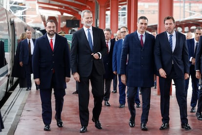 El rey Felipe VI, el ministro de Transportes y Movilidad Sostenible, Oscar Puente (d), el presidente del gobierno, Pedro Sánchez (2d), y el presidente del Principado de Asturias, Adrián Barbón (i), en la estación del AVE en Chamartín, Madrid, antes de la salida del viaje inaugural de la Línea de Alta Velocidad (LAV) Madrid-Asturias este miércoles.