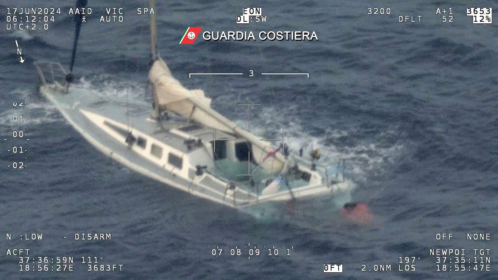 Captura aérea del velero utilizado por migrantes medio hundido en el Mediterráneo, este lunes.