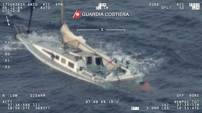 Captura aérea del velero utilizado por migrantes medio hundido en el Mediterráneo, este lunes.