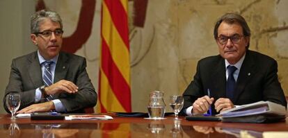 Artur Mas (d) y el conseller de la Presidencia Francesc Homs (i).