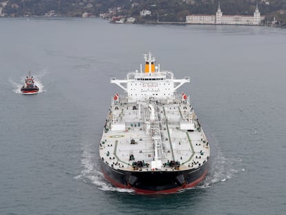 El petrolero 'Captain Paris', de bandera maltesa, en el estrecho del Bósforo a su paso por Estambul (Turquía) en 2020.