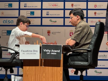 Oro hace un movimiento ante Anand durante la primera semifinal del Magistral, este viernes en el Auditorio de León