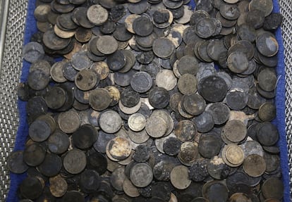 Estado de las monedas extraídas del cuerpo de la tortuga tras la operación.