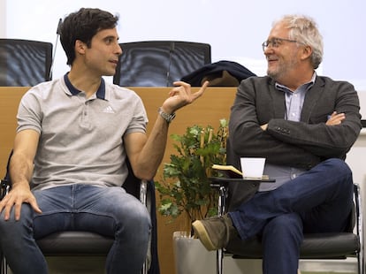 El futbolista Xabi Etxeita y el escritor Héctor Abad Faciolince en un evento organizado por la Fundación del Athletic Club en 2016.