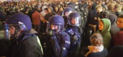 Manifestantes de izquierda se enfrentan a la policía antidisturbios durante una protesta celebrada en la víspera del Primero de Mayo, en Berlín (Alemania). EFE/Archivo