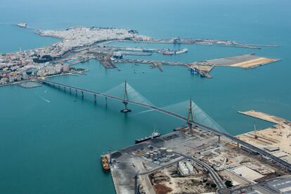 Construido por ACS entre 2007 y 2016, el puente que cruza la bahía de Cádiz ha supuesto una nueva vía de acceso a la ciudad. Además de aliviar el tráfico de entrada, integra las actividades logísticas portuarias, terrestres y ferroviarias. Un proyecto que se ha convertido ya en uno de los símbolos de la ciudad.
