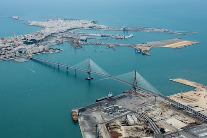 Construido por ACS entre 2007 y 2016, el puente que cruza la bahía de Cádiz ha supuesto una nueva vía de acceso a la ciudad. Además de aliviar el tráfico de entrada, integra las actividades logísticas portuarias, terrestres y ferroviarias. Un proyecto que se ha convertido ya en uno de los símbolos de la ciudad.