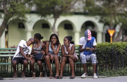 Jóvenes en una plaza de La Habana.