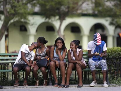 J&oacute;venes en una plaza de La Habana.