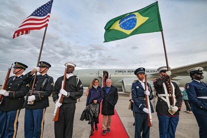 El presidente Lula y su esposa, Rosangela Silva, a su llegada a Washington este jueves.