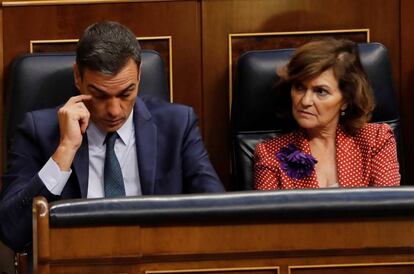 El candidato socialista, Pedro Sánchez, y la vicepresidenta del Gobierno, Carmen Calvo, este jueves en el Congreso.