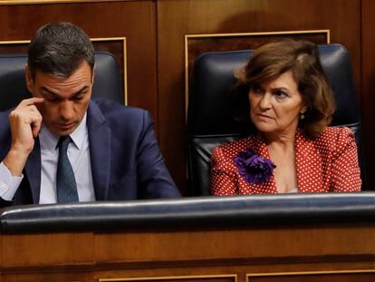 El candidato socialista, Pedro Sánchez, y la vicepresidenta del Gobierno, Carmen Calvo, este jueves en el Congreso. 