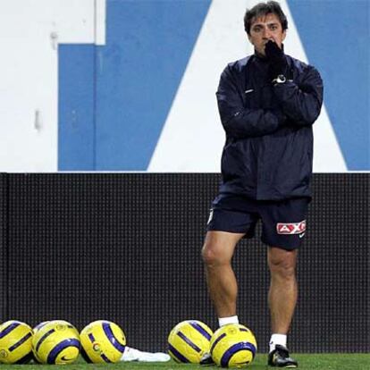 Pepe Murcia observa el entrenamiento del Atlético ayer por la tarde en el Calderón.