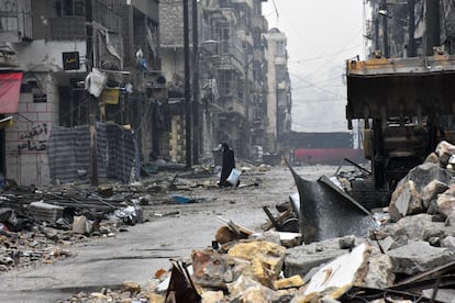 Uma mulher abandona o bairro de Bustan Al-Qasr, em Aleppo, em 13 de dezembro